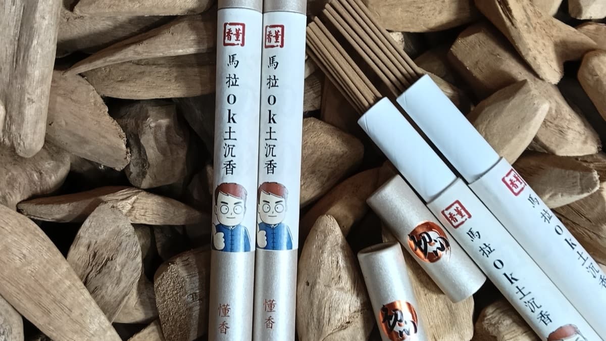 香董線香產品放在沉香原材上,適合第一次買線香的新手參考