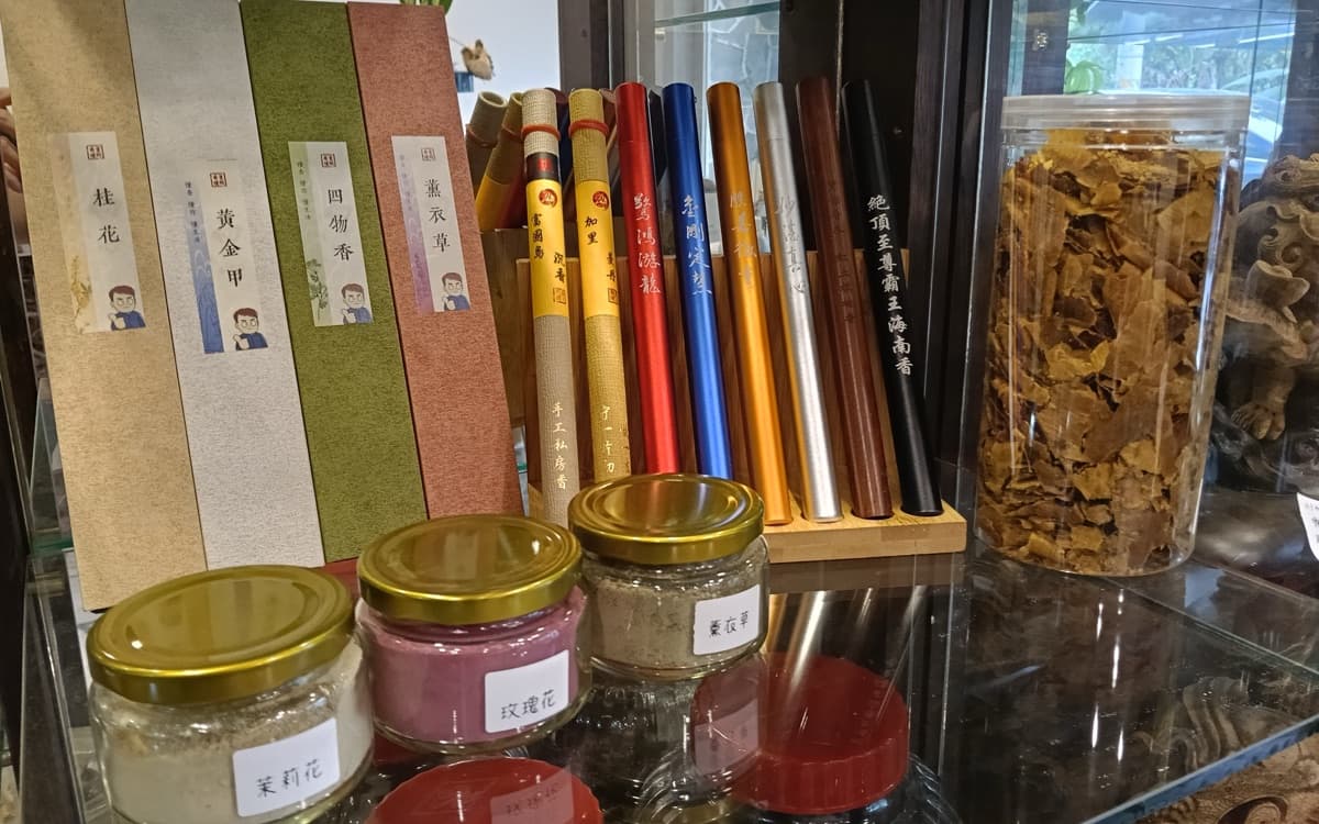 展示櫃中的多款線香與香粉,適合日常點香選擇參考