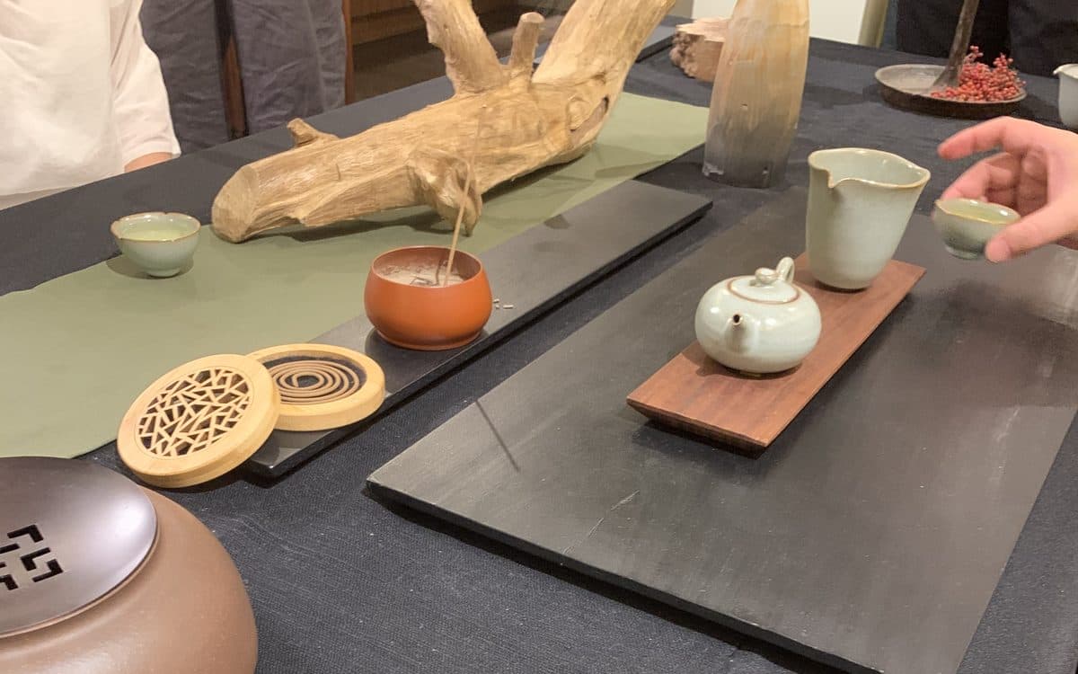 茶席旁擺放香爐、盤香與沉香擺件,適合送禮自用情境
