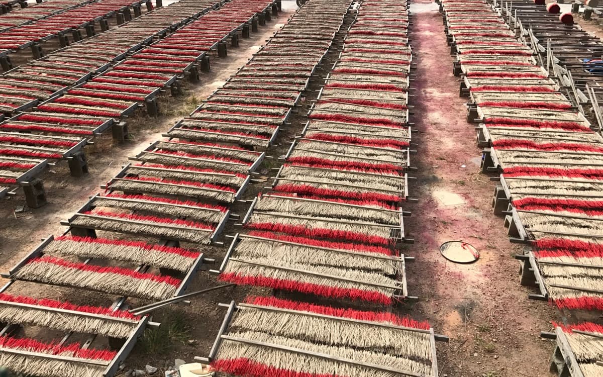 戶外竹架上大量曬乾中的立香,適合拜拜供香選擇參考