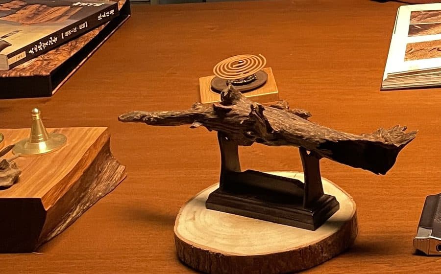 沉香原材放在木質展示座上